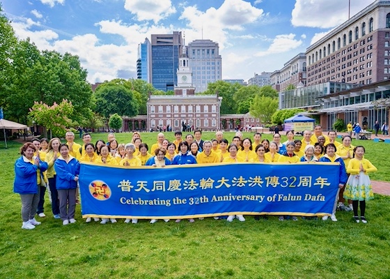 Image for article Pennsylvania, USA: World Falun Dafa Day Celebrations Held on Independence Square in Philadelphia